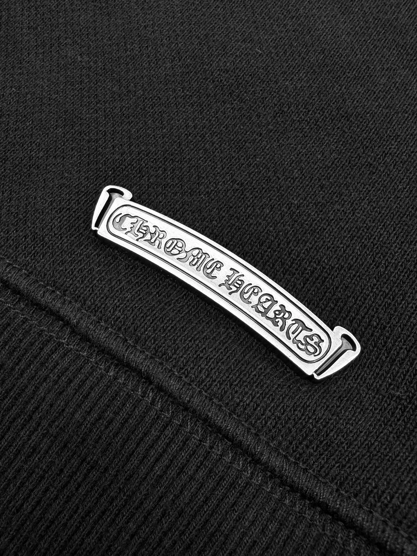 P390 Chrome Hearts Logo Round Neck Sweatshirt Customized heavy fortress intertwined air cotton, full of texture, heavy and solid, with classic black as the curtain, giving a deep sense of luxury. With the Chrome Hearts cross patch embroidery decoration on the chest, it becomes the ultimate interpretation of the dark Gothic style. The CH Gothic font is the finishing touch on the back panel, making the totem the focal point of your spirit. The logo iron plate sways slightly with the swing of the body, adding a sense of movement and vitality. Unobtrusive but with an indescribable aura, interpreting the perfect blend of retro and luxury. Process 1: Using imported machine patch embroidery technology, using advanced computer control systems and precision mechanical components to realize the Chrome Hearts logo patch embroidery operation, showing an embroidery effect with both clarity and three-dimensionality. Process 2: The fabrics have been washed and have a better hand feel. Not easy to deform, not easy to shrink, not easy to fade, and maintain long-term beauty. Accessories: Customized 1:1 CH iron plate Customized 1:1 CH trademark Fit: Loose fit Size: S M L XL Style number: CC917